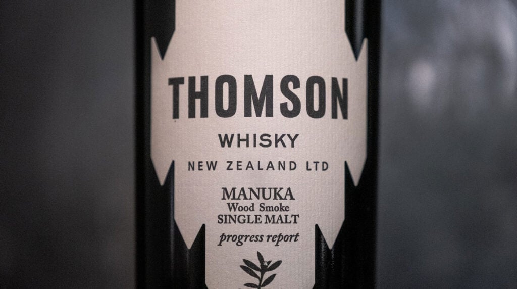 A close up of the Thomson Manuka Smoke label