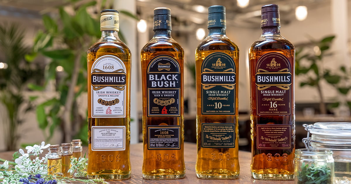 Бушмилс блэк буш. Бушмилс Буш. Bushmills 10 Black Bush. Bushmills Black Bush. Виски Бушмилс Блэк Буш черри.